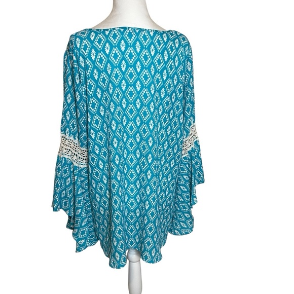 Free 2 Luv Womens Plus Turquoise Boho Blouse 2X Bell Sleeves Crochet Accents EUC - Picture 5 of 11